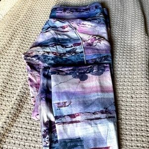 Lululemon leggings plus matching bra. Two pockets plus drawstring. Gently worn.